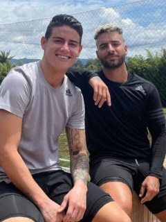 Fotos de James Rodríguez junto a Juanes y junto a Maluma, en nota de celebridades con las que ha estado tras ser desconvocado de Selección Colombia.