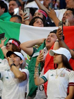 Imagen de hinchas mexicanos que ilustra nota; FIFA multa a México por gritos homofóbicos; los amenaza con el Mundial