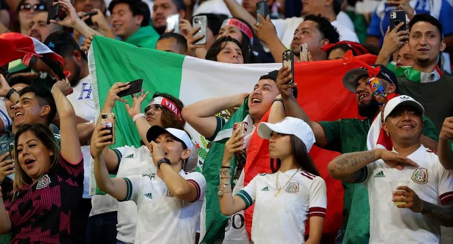 Imagen de hinchas mexicanos que ilustra nota; FIFA multa a México por gritos homofóbicos; los amenaza con el Mundial