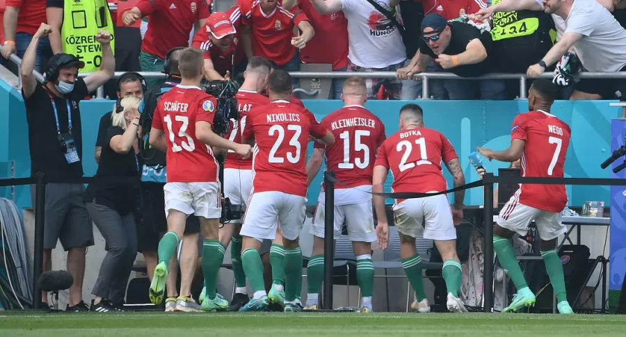 Futbolistas de Hungría celebran su gol contra Francia en la Eurocopa.