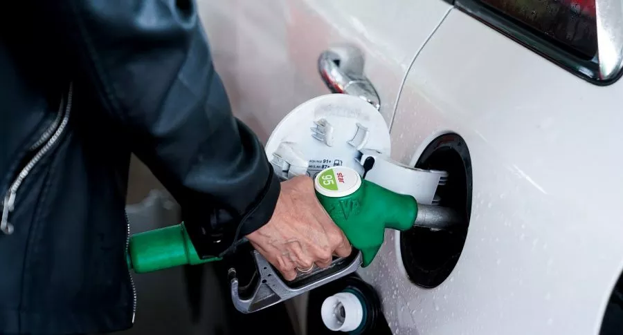 Persona tanqueando con gasolina ilustra nota sobre que el Congreso aprobó la sobretasa a la gasolina y el ACPM