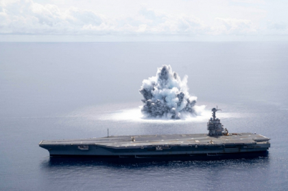 Explosión al lado del portaaviones el USS Gerald R. Ford.