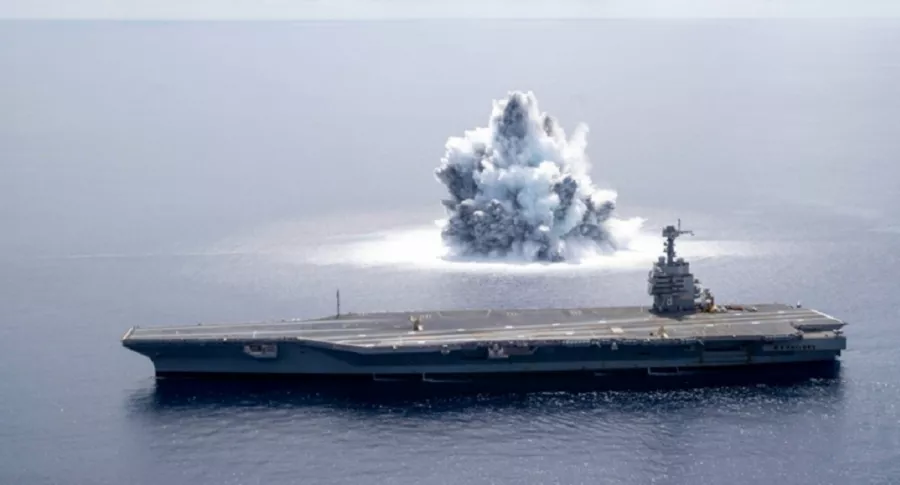 Explosión al lado del portaaviones el USS Gerald R. Ford.