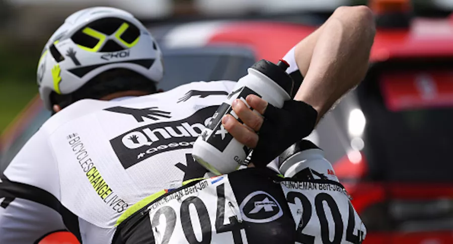La UCI permitirá que ciclistas tiren caramañolas 50 km antes de meta