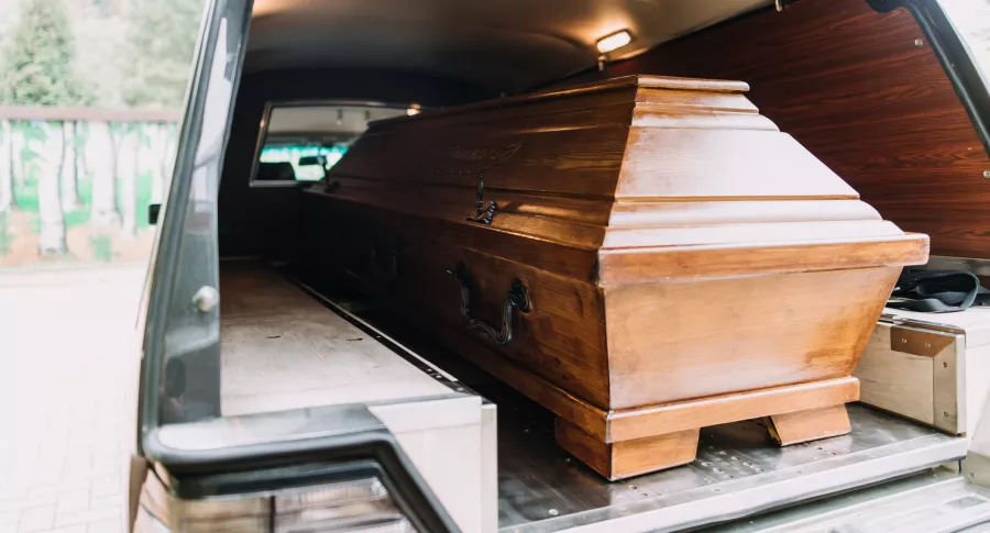 Foto de carroza fúnebre, a propósito de cuánto cuesta un funeral en Colombia por COVID-19