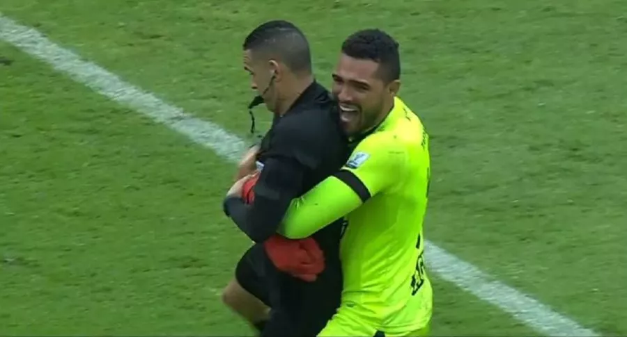 Álvaro Montero abrazando al árbitro de la final entre Millonarios y Tolima