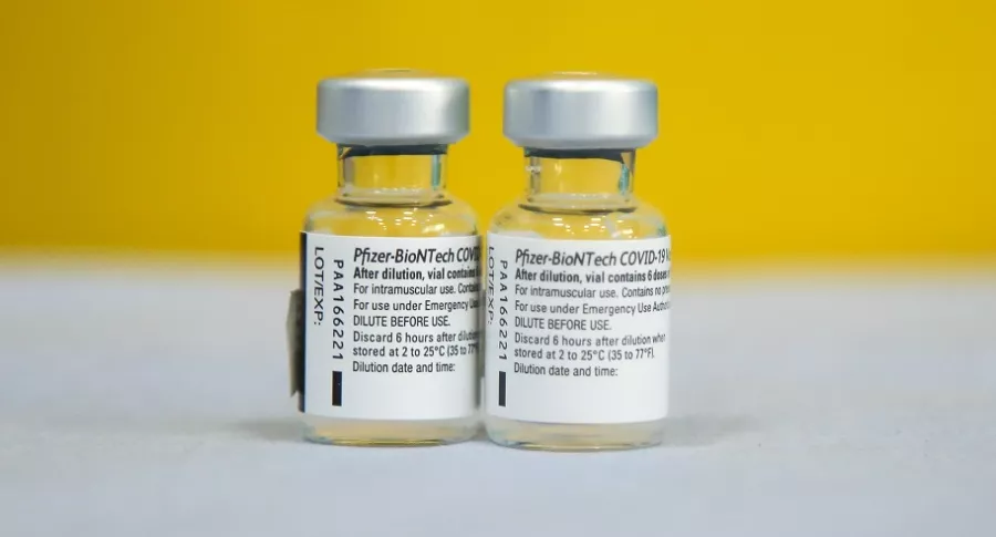 Pfizer recomienda aplicar segunda dosis en 21 días para que vacuna del COVID-19 sea efectiva, mientras que el Ministerio de Salud dice que en 3 meses. 
