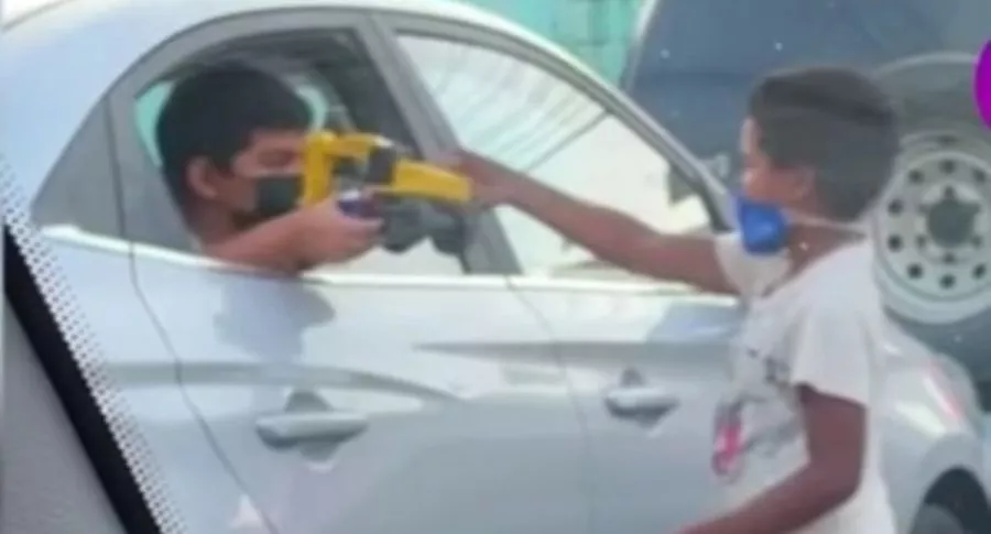 Captura de pantalla de conmovedor video de tierno gesto de niño dentro de carro con pequeño limpiavidrios