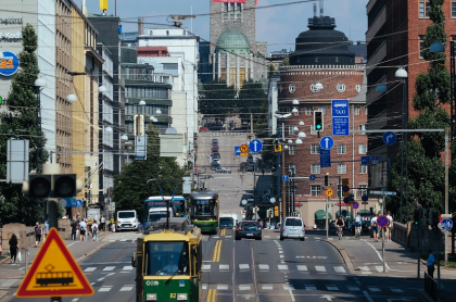 Imagen de avenida de Helsinki, capital de Finlandia, ilustra artículo Finlandia, país más feliz del mundo, sufre por falta de trabajadores extranjeros