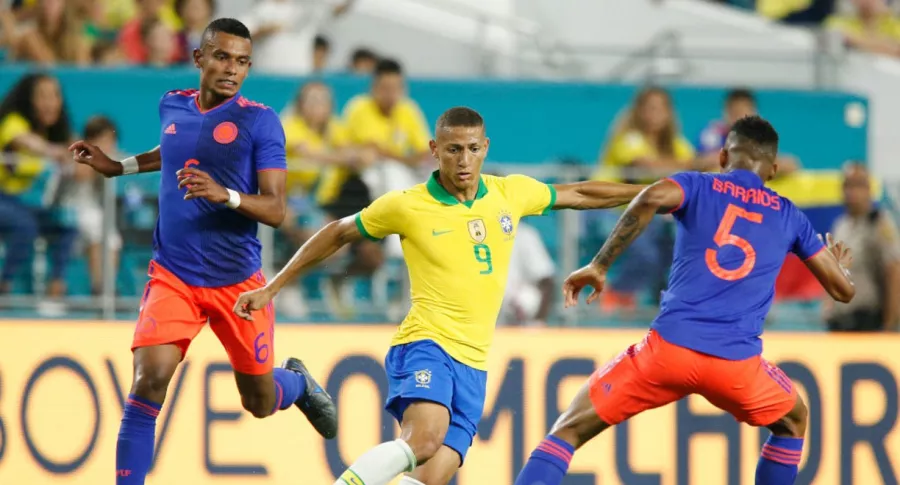 William Tesillo y Wílmar Barrios frente a Selección Brasil, ilustra nota de Brasil recuerda goleada 9-0 a Selección Colombia antes de juego en Copa América