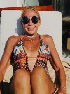 Laura Bozzo, que cumplirá 69 años, compartió un video en su cuenta oficial de Instagram tomando el sol con un vestido de baño de una sola pieza.