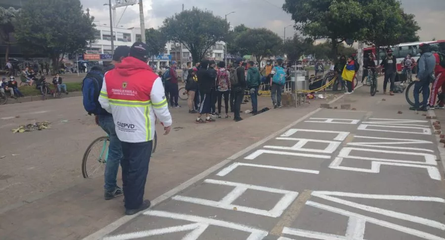Protestas y bloqueos en Bogotá por muerte de joven en Suba
