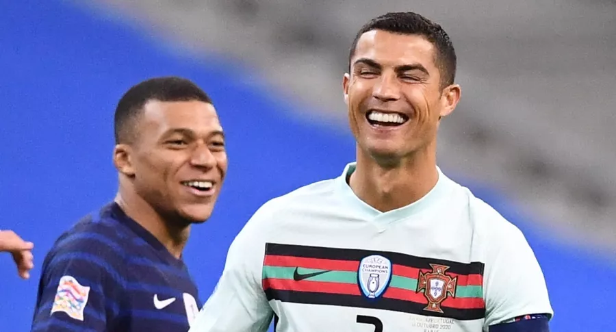 Cristiano Ronaldo le pellizcó una tetilla a Kylian Mbappé, en la Eurocopa.