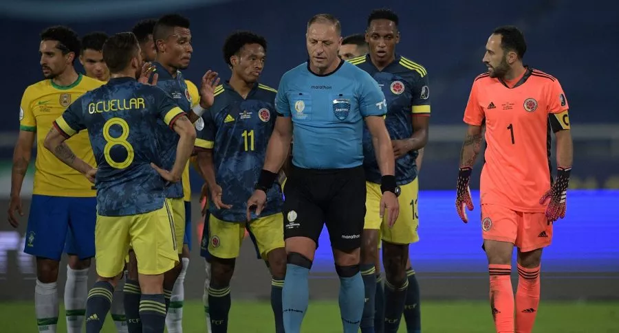 Selección Colombia reclamándole a Néstor Pitana, al que pide suspender