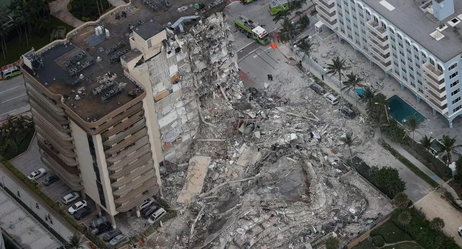 Escombros del edificio en Miami Beach que colapsó