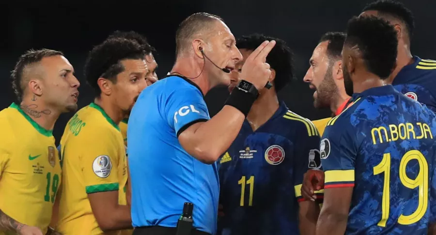 Néstor Pitana discute con futbolistas de Colombia y Brasil, ilustra nota de Columnista brasileño admite "ayuda" de Pitana en juego entre Colombia y Brasil
