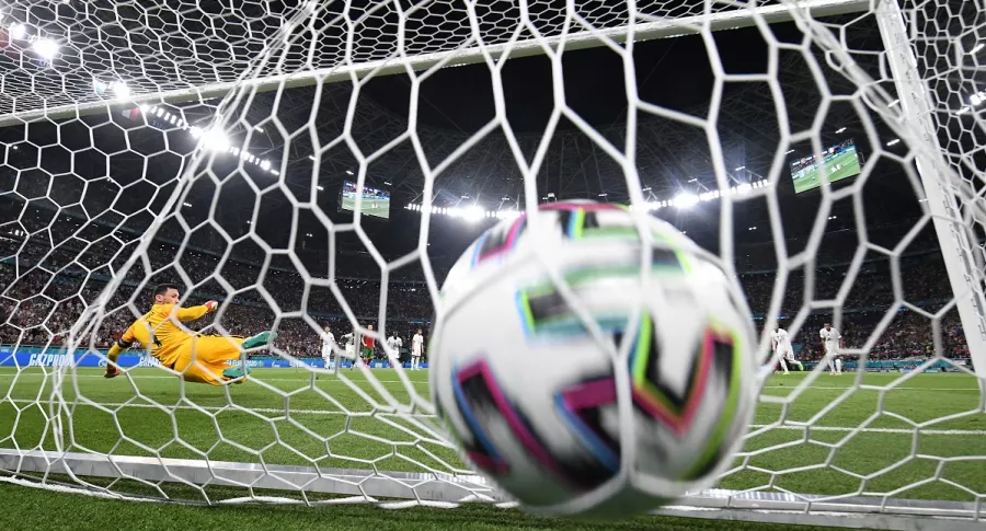 Imagen de balón en portería ilustra artículo Fútbol: UEFA acaba con la regla que le da un valor doble al gol del visitante