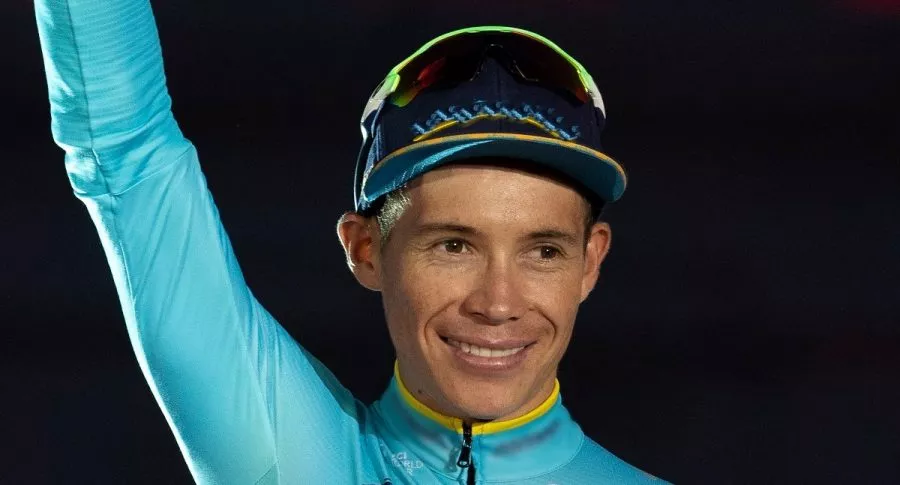 Miguel Ángel 'Supermán' López en competencia ciclística, a propósito de que está vendiendo gorras por el Tour de Francia, sus precios y dónde comprarlas.