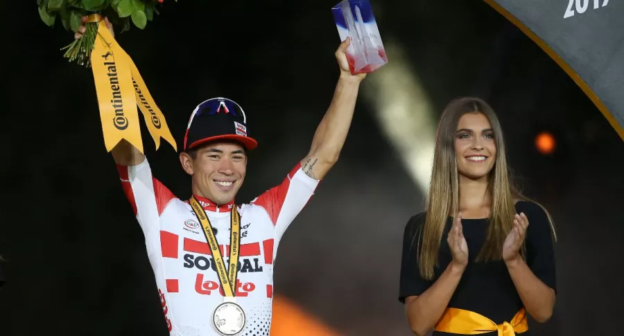 Foto de ciclista celebrando, en nota de premios del Tour de Francia en 2021.
