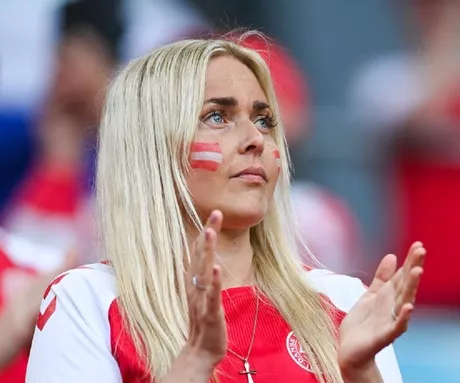 Foto de una seguidora de la Selección de Dinamarca, en un partido de la fase de grupos de la Eurocopa