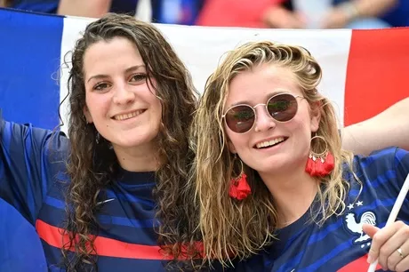 Foto de dos fanáticas de la Selección de Francia, en un partido de la fase de grupos de la Eurocopa