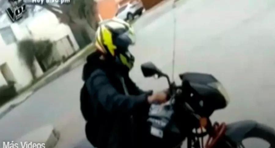 Captura de pantalla de video de ladrón pide a dueño de moto que lo grabe manejándola y se la roba
