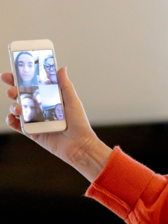 Foto de persona en una videollamada grupal, en nota de que Telegram anunció ese nuevo servicio de forma oficial con otras nuevas funciones.
