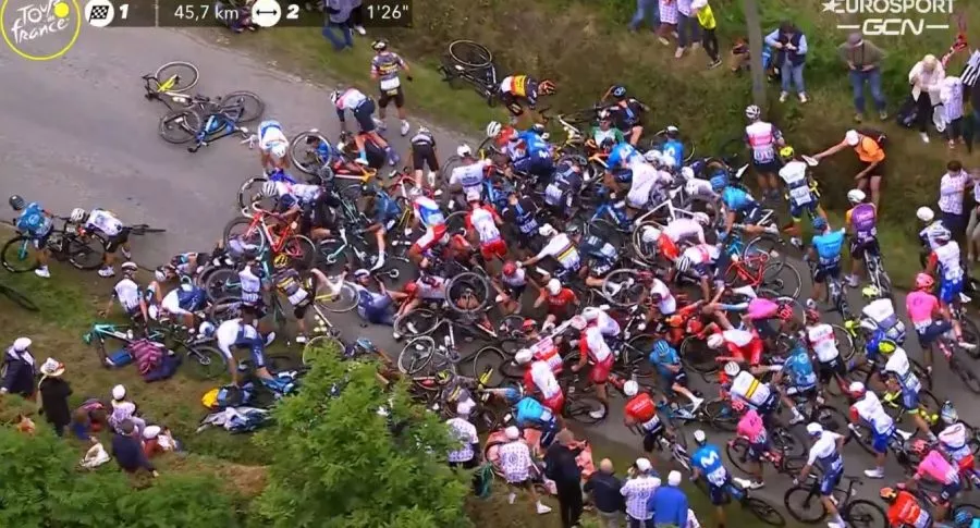Video de la fuerte caída masiva en la primera etapa del Tour de Francia 2021. Varios favoritos al título se vieron afectados. 
