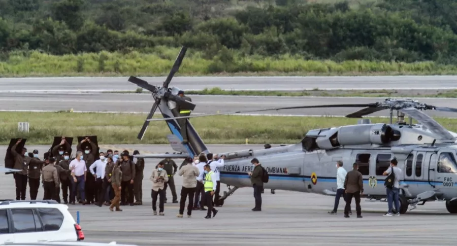 Iván Duque, custodiado en aeropuerto de Cúcuta, luego de atentando en helicóptero