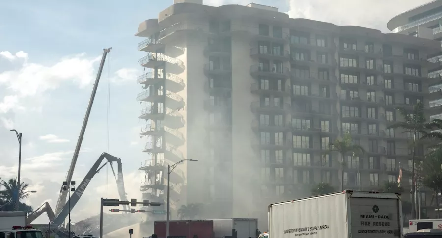 Nace incendio en edificio que colapsó en Miami y dificulta labores de rescate