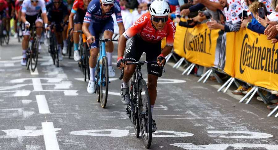 Foto de Nairo Quintana en el Tour de Francia 2021, en nota de periodista que destaca a Nairo, Sergio Higuita y Esteban Chaves.