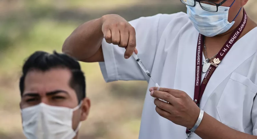 Vacunación en Colombia avanza y la marca Sinovac empieza a enviar para empleados privados.