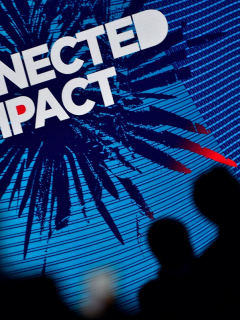Personas ingresan al salón mundial de telefonía móvil (MWC), en Barcelona