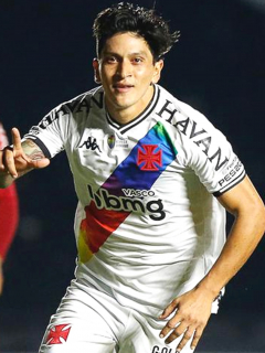 Germán Cano celebró con la bandera LGTB en Brasil luego de gol con Vasco da Gama. Imagen del delantero argentino.
