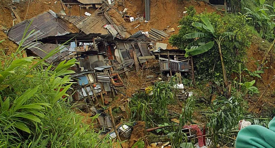 Imagen de derrumbe que ilustra nota; Antioquia: lluvias dejan 10 muertos y afectaciones en 13 municipios