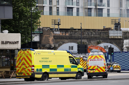 Los servicios de emergencia atienden la explosión e incendio en estación del metro de Londres.