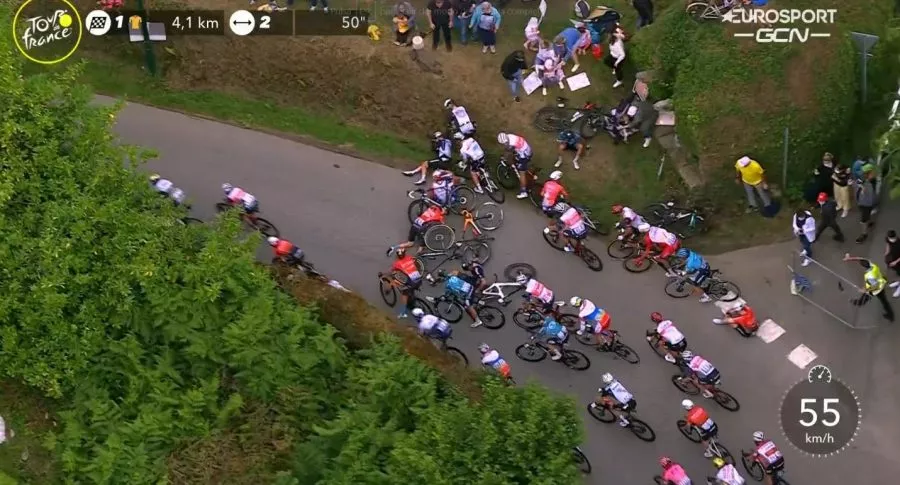 Video de la fuerte caída masiva en la tercera etapa del Tour de Francia 2021. Varios favoritos al título se vieron afectados. 