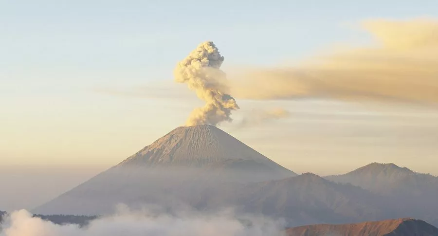Imagen de volcán que ilustra nota; Video erupción de volcán que levantó columna de humo, en Costa Rica