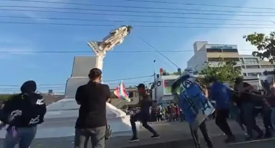 Manifestantes derribaron la estatua de Cristóbal Colón de Barranquilla este 28 de junio.
