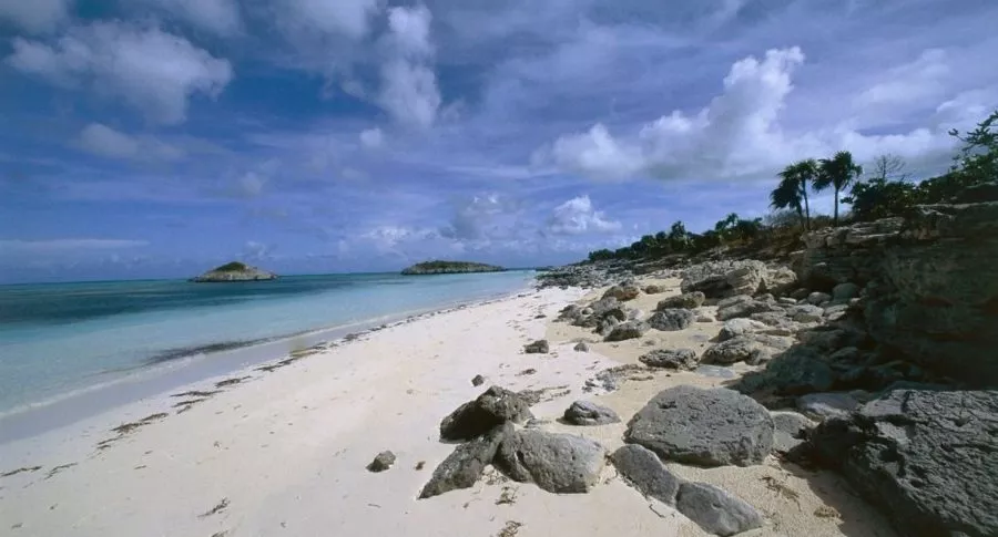 Playa en Islas Turcas y Caicos, ilustra nota de Misteriosa muerte de 20 personas encontradas en barco en Islas Turcas y Caicos