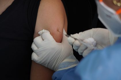 Enfermera colocando vacuna contra COVID-19 ilustra negocio irregular que estarían haciendo con las dosis, en Floridablanca, Santander