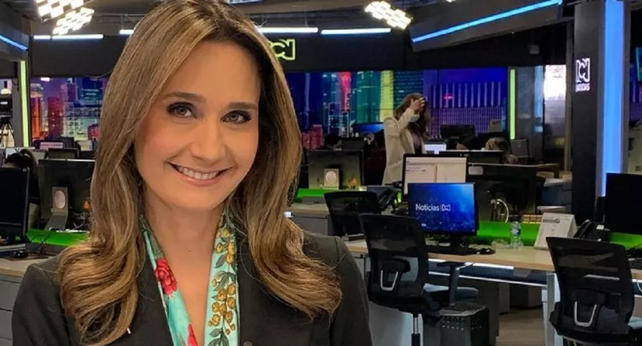 Inés María Zabarín en Noticias RCN, a propósito de que contó por qué los presentadores del informativo ahora presentan con un pedal o un control.