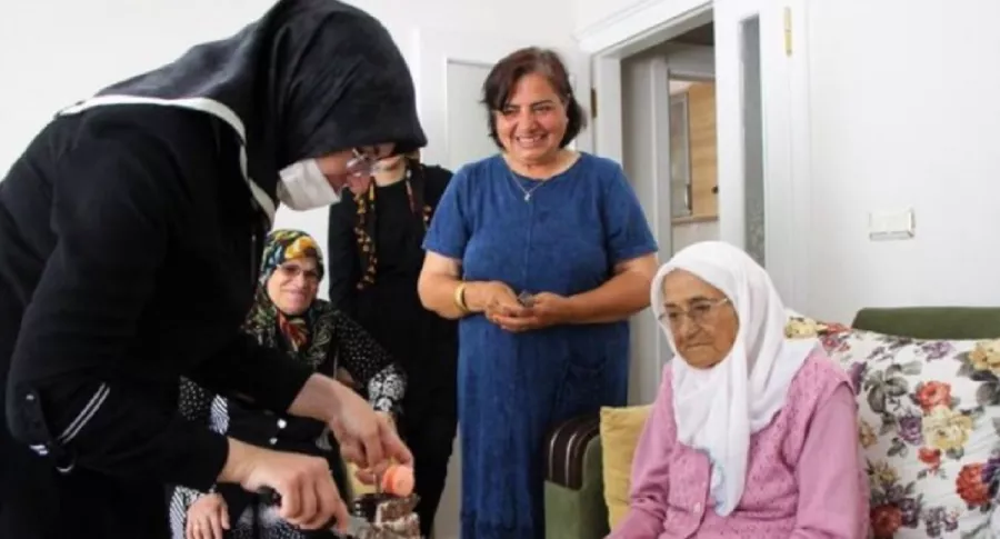 Imagen de mujer que cumple 119 años de edad y regala algunos consejos, en Turquía