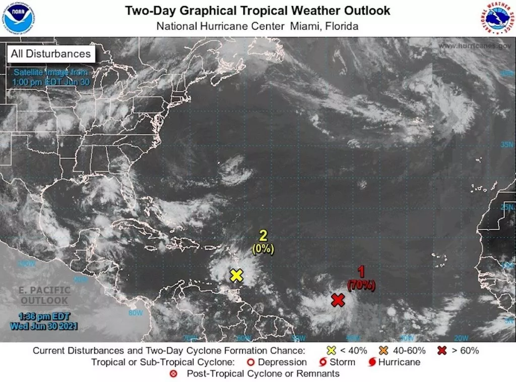 Meteorólogos de EE.UU. vigilan este miércoles una onda tropical en las Antillas Menores y un sistema de baja presión en el Atlántico que podrían convertirse en los próximos días en una depresión y afectar, en algún momento, las tareas de rescate. / Oficina Nacional de Administración Oceánica y Atmosférica (NOAA) vía EFE