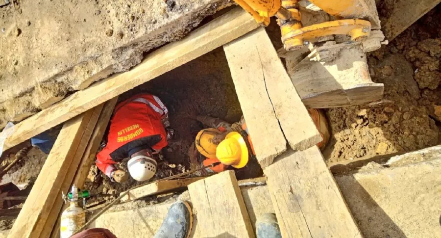 Imagen del trabajo de Bomberos de Medellín que rescatan trabajador atrapado por deslizamiento