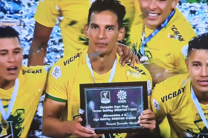 Críticas por placa al Atlético Huila en vez de trofeo o copa de campeón de la B. Imagen de la placa.