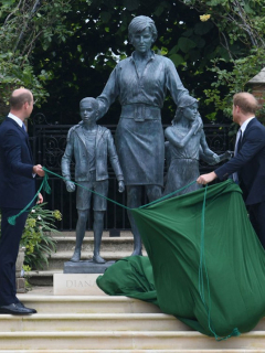 William y Harry inauguran, muy unidos, estatua de su madre en Londres