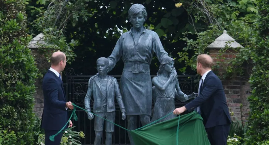 William y Harry inauguran, muy unidos, estatua de su madre en Londres