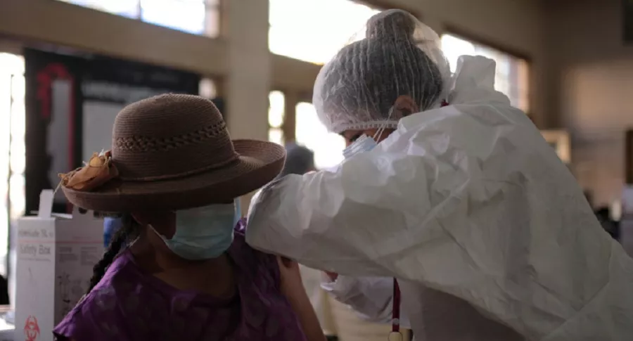 Imagen de vacunación que ilustra nota; Bolivia ya vacuna a mayores de 18 años; Colombia sigue en los de 45