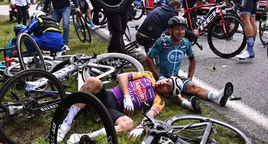 Cárcel a la mujer de la pancarta es demasiado castigo, según ciclistas del Tour